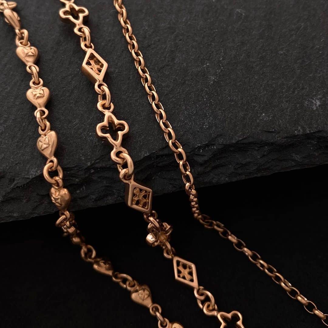 LoreeRodkin 銀座店のインスタグラム：「・ "Design Chain Pink Gold"  #loreerodkin#loreerodkinjewelry#デザインチェーン#チェーンネックレス#ピンクゴールド」