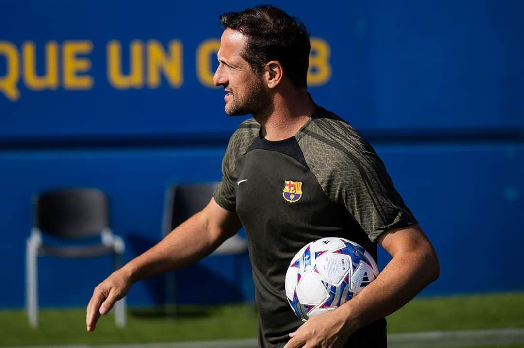 ジュリアーノ・ベレッチのインスタグラム：「Compartilhando conhecimento e experiência. Três meses de @fcbarcelona @fcbmasia . Vendo o trabalho da busca por jogar o melhor futebol do mundo. Estudando e trabalhando muito seguindo os valores do clube: Humildade Esforço Ambição  Respeito  Trabalho em Equipe  Mais Que Um Clube.  #belletti #barça #forever #lamasia #fcbarcelona #U19 #praticas」