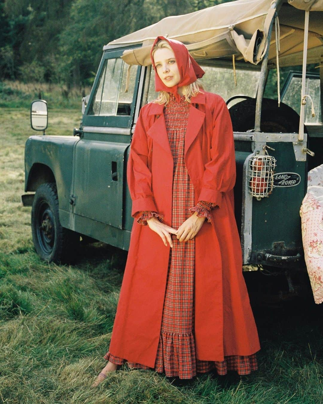 キャベジズ&ローゼズのインスタグラム：「#NewArrivals are now live. Introducing the utterly joyful and vividly arresting, the double-breasted Long Robin Coat in red waxed cotton marries the relaxed with the effortlessly dashing.   Photography by @katylawrencefilm  Model @gretabellamacina   #CabbagesandRoses #AW23 #NewArrivals #OfTheEarth」