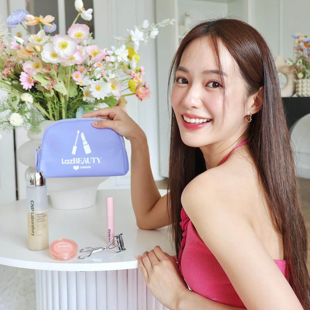 PIMTHAのインスタグラム：「Tadaa !! มาโชว์ฟินิชลุคของพิมให้ดูกัน✨ใครที่อยากได้ Finish Look ที่ออกมาสวยเป๊ะแบบนี้ พิมมีแชร์ 3 Beauty Tricks ใน #LazBEAUTYเทรนด์สวยต้องลอง ไว้บน TikTok นะคะ ทุกคนมาทำตามพิมกันได้เลยน้าา  ของทุกชิ้นพิมช้อปมาจาก LazBEAUTY โซนบิวตี้บนแอป @lazada_th ที่รวมบิวตี้ไอเทมของแท้แบรนด์ดังไว้มากมาย  🌈สินค้าบิวตี้ทุกหมวดหมู่การันตีของแท้ จากแบรนด์ดังกว่า 3,000 แบรนด์* 💗สมาชิกรับคูปองลดเพิ่ม 50% ทุกวัน*  และในแฮชเท็กยังรวม Beauty Tricks ที่พร้อมเสกความสวยให้เพื่อนๆอีกเยอะเลย สามารถไปตามกันได้เลยที่ #LazBEAUTYเทรนด์สวยต้องลอง เค้ามี Beauty Tricks ใหม่ๆเพียบ เข้าไปอัปเดต Tricks ที่น่าสนใจกันน 💜 แล้วไปสวยครบ ช้อป ล้น ช้อยส์ ได้ที่ LazBEAUTY  *การันตีเฉพาะสินค้าบน LazMall เท่านั้น คูปองมีจำนวนจำกัด เงื่อนไขเป็นไปตามที่บริษัทฯ กำหนด ดูรายละเอียดเพิ่มเติมที่ลาซาด้าแอปพลิเคชั่น และ www.lazada.co.th  #LazBEAUTYTH #LazadaTH」