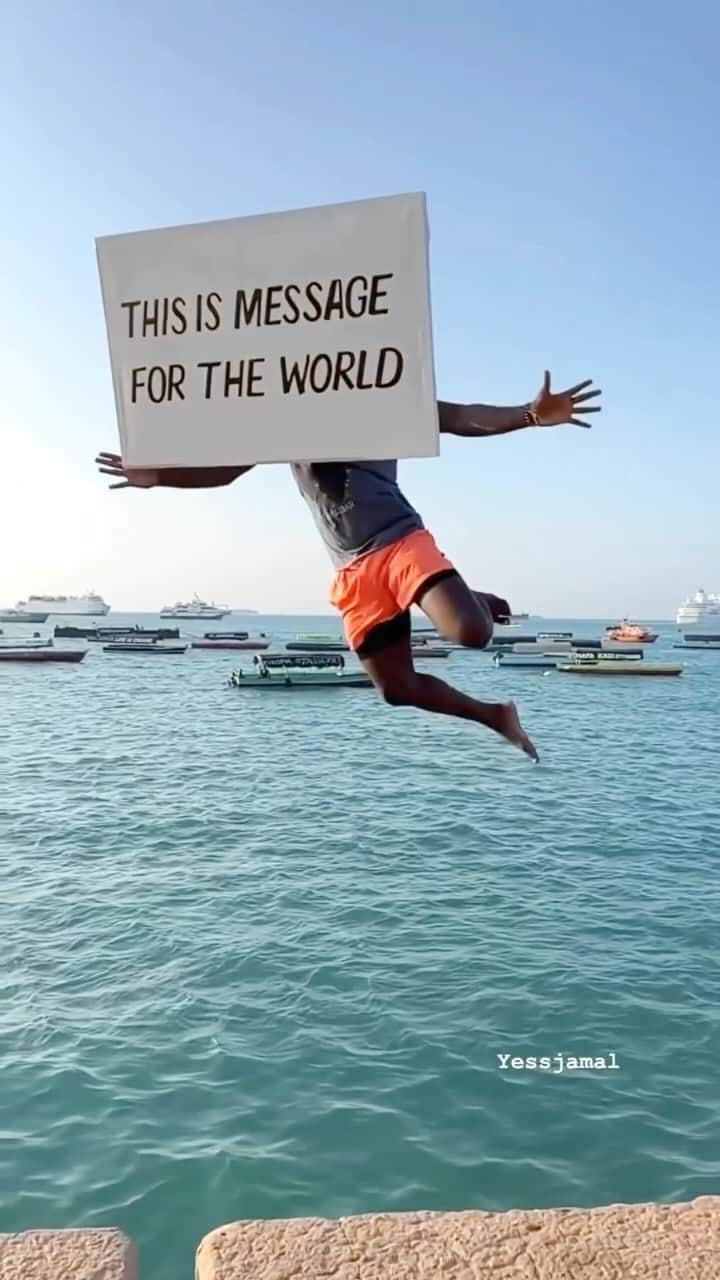 Earth Picsのインスタグラム：「@yessjamal has a message for the world ♥️」