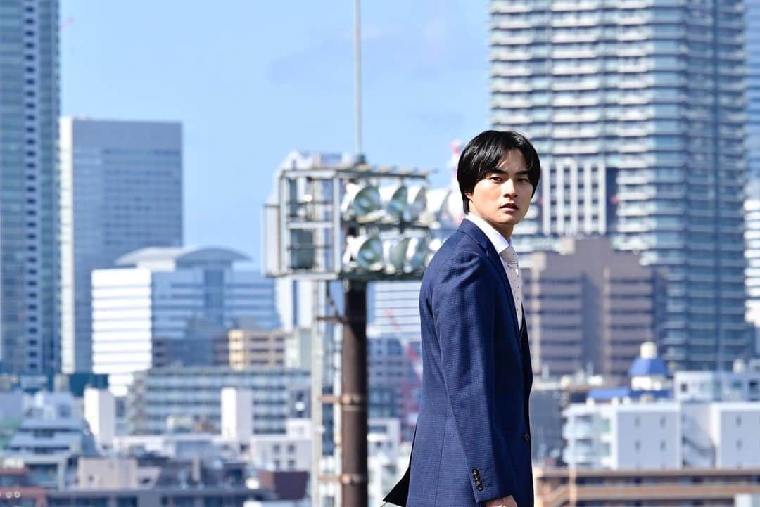 ゼイチョー～「払えない」にはワケがある～さんのインスタグラム写真 - (ゼイチョー～「払えない」にはワケがある～Instagram)「⁡ 👨‍💼土曜ドラマ #ゼイチョー 👩‍💼 明日！10/28(土)夜10時放送📺 ⁡ ／ #菊池風磨 🆚 #本郷奏多 緊迫した演技に注目！ ＼ ⁡ 饗庭(菊池)の過去に潜む闇… 財務省時代の同期・奥林(#結木滉星)はなぜ自殺を図ったのか？ 副市長に就任した相楽(本郷)の目的は一体…⁉︎ ⁡ 詳細は公式HP内【トピックス】をチェックしてください☑️」10月27日 16時04分 - zeicho_drama