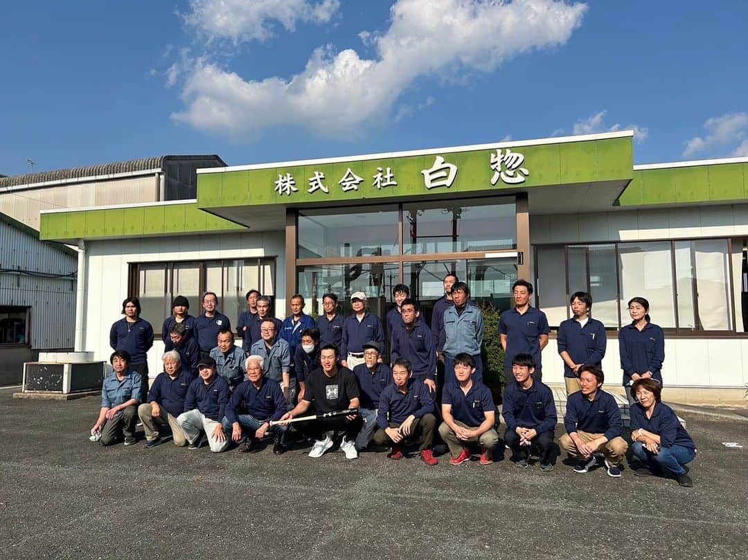 柳田悠岐のインスタグラム：「一年間お世話になったバット工場の職人の皆様にご挨拶に行ってきました！金本さんのサイン入りバットもありました^ ^ #バット職人  #白惣バット工場  #アンダーアーマー #PR」