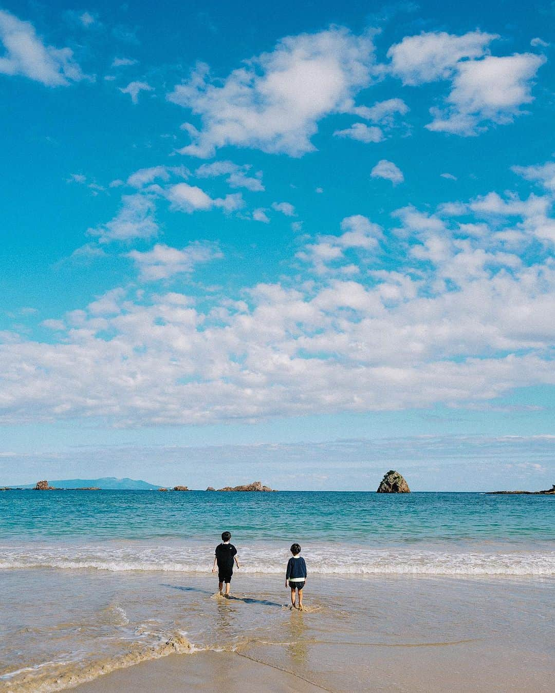 花盛友里さんのインスタグラム写真 - (花盛友里Instagram)「ばぁばいつもありがとうツアーin伊豆下田！  夏休みに初めて下田に行って、海の綺麗さに感激！近いしもう毎月、いや毎週行きたい、、、ってなっております。  また来月も行きたーい！ 美味しいご飯と、綺麗な海と、自然と。 船にも乗って鳥に餌付けしたり、水族館にも行って雨みが目にご飯あげたり可愛いカワウソに会ったり、一泊2日やけど楽しかったー。 子供達もめちゃくちゃ楽しそうだったー！ 行き帰りの踊り子号も向かい合わせになって楽しい🤍  いい旅でした。」10月27日 16時05分 - yurihanamori