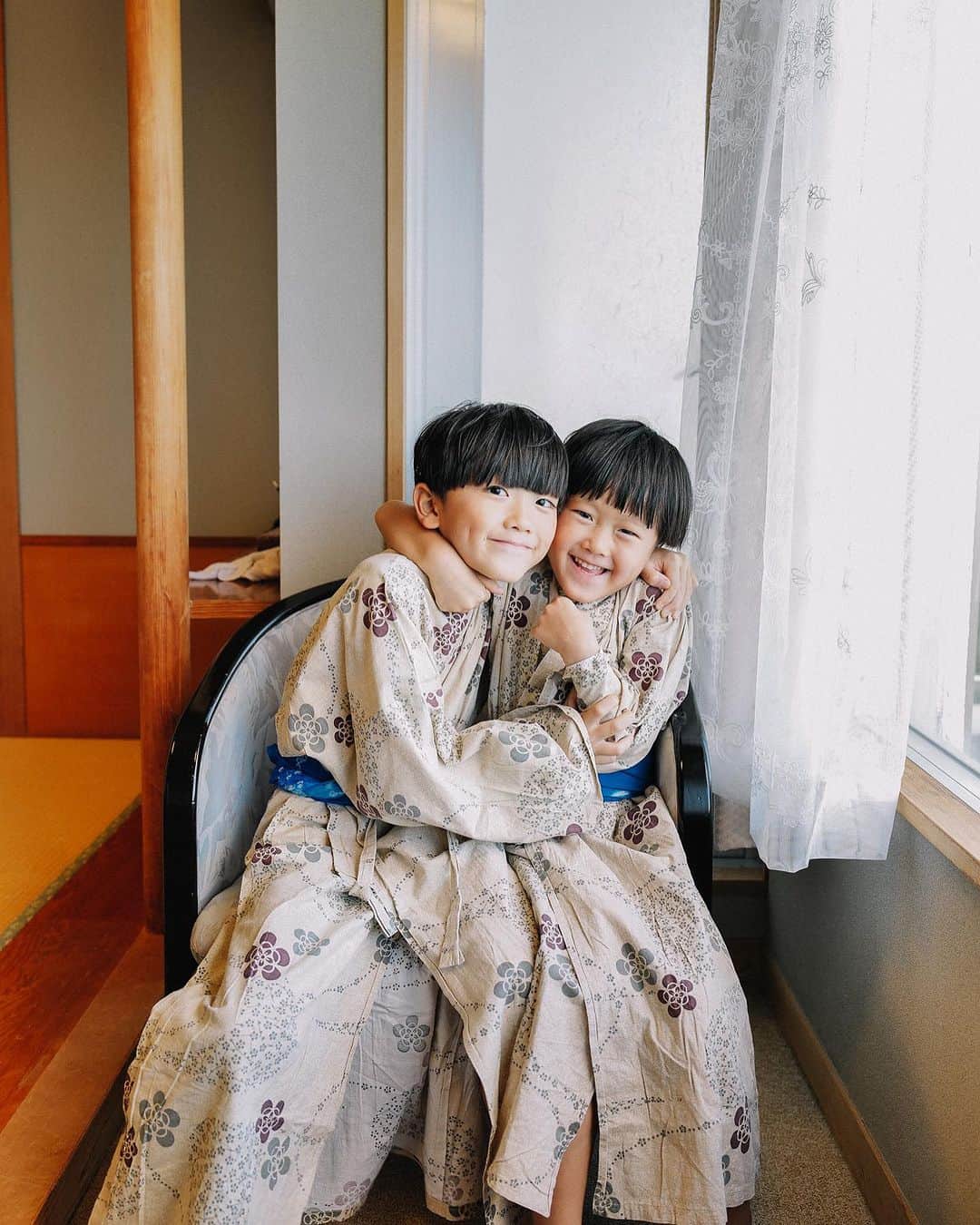 花盛友里のインスタグラム：「ばぁばいつもありがとうツアーin伊豆下田！  夏休みに初めて下田に行って、海の綺麗さに感激！近いしもう毎月、いや毎週行きたい、、、ってなっております。  また来月も行きたーい！ 美味しいご飯と、綺麗な海と、自然と。 船にも乗って鳥に餌付けしたり、水族館にも行って雨みが目にご飯あげたり可愛いカワウソに会ったり、一泊2日やけど楽しかったー。 子供達もめちゃくちゃ楽しそうだったー！ 行き帰りの踊り子号も向かい合わせになって楽しい🤍  いい旅でした。」