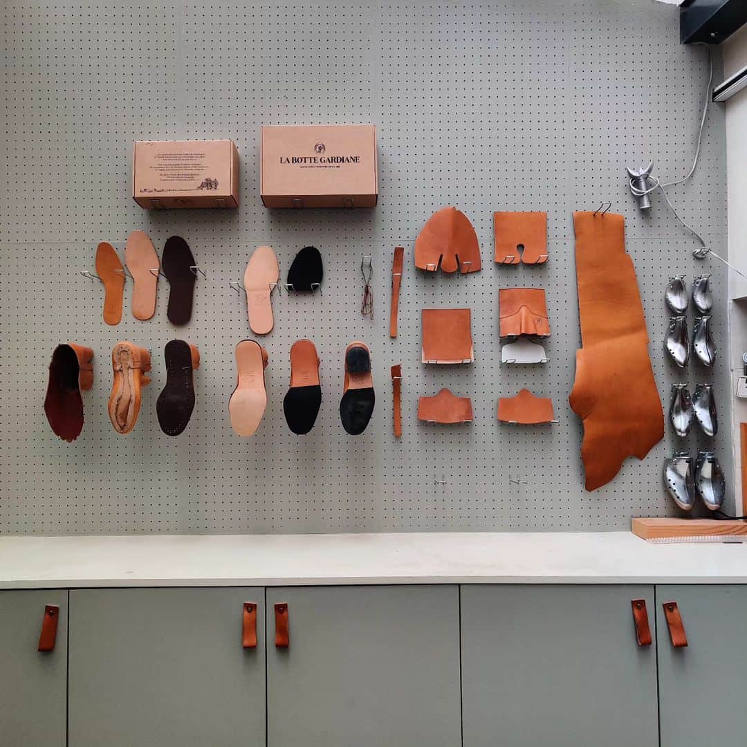 ラボッテガーディアンのインスタグラム：「L'art de la chaussure. Simple en apparence la fabrication d'une paire de bottes comprend plus de 150 opérations.   Retrouvez les détails de la fabrication dans notre boutique du marais.  It means: the complexity of simplicity  #labottegardiane #heritagebrand #metierdart #entreprisedupPatrimoineVivant #excellencefrançaise #frenchexpertise #frenchexcellence  📸 F.Agulhon」