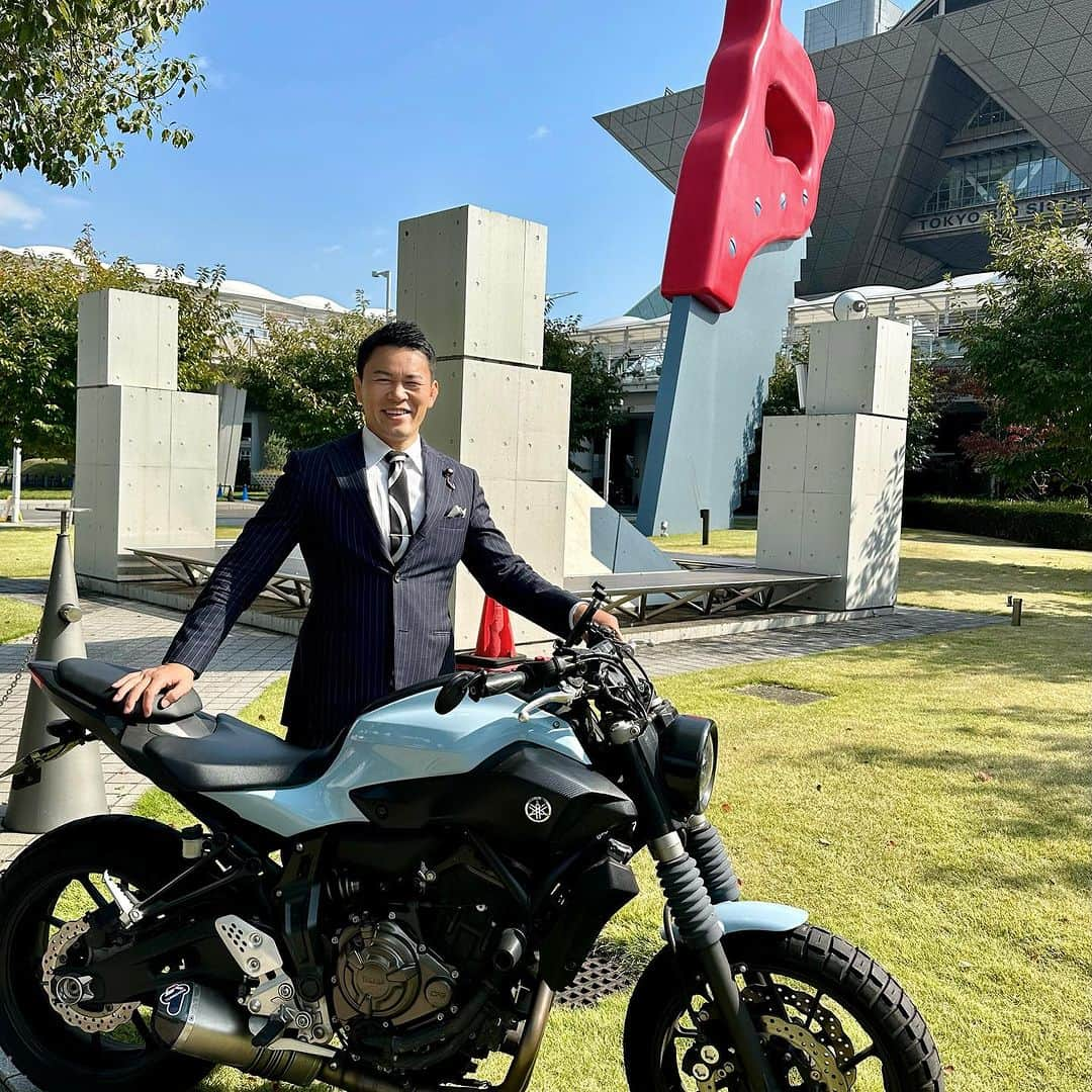 須藤元気のインスタグラム：「Japan Mobility Showの視察に東京ビックサイトへ来ました。バイクで来ましたが風が冷たくなってきたな〜。 日本の自動車業界やモビリティ分野のさらなる可能性を感じました。ただ、移動の利便性を推進するにはバイクの駐車場の問題を解決する必要があります。都内でバイクを乗っていると駐車場がないことが本当に不便。議員連盟で働きかけていきたいです。#JapanMobilityShow」