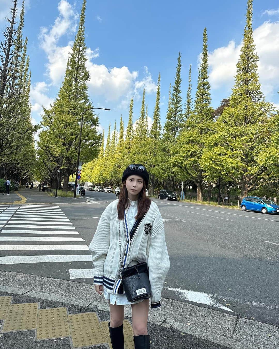 西村歩乃果のインスタグラム：「いちょう並木まだ緑だったので  リベンジします #いちょう並木  #外苑前いちょう並木   🌿🍀🌳🌴🌱⭐️🌟🌕🍋🧀」
