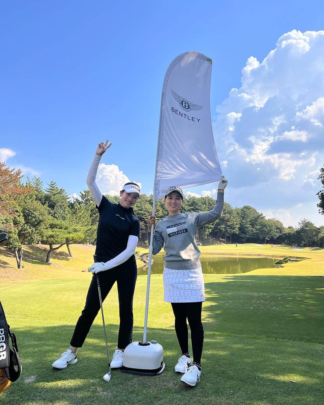 森田理香子のインスタグラム：「． ． コーンズ・モータース株式会社ゴルフコンペ🏌️‍♂️ 太平洋クラブ宝塚コースに行ってきました。 森美穂プロとニヤピンホール担当しましたー✨  最近カメムシが多すぎてビビりながらゴルフしてるー 大量発生に困ってますー💦 何か対処法はないんかなー⁇  #golf#prgr#rs#smith#nike#yummyrose #ゴルフ#ウェア#機能性#抜群#オススメ #プロアマ#ニヤピン#ベントレー」