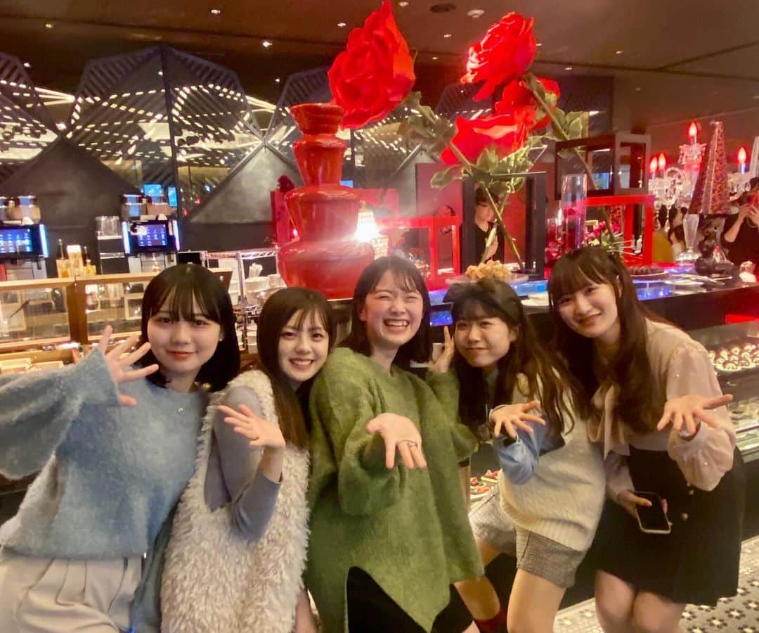 新大阪歯科衛生士専門学校【公式】のインスタグラム：「学生スタッフ親睦会🧁♥️  研修会のあとは親睦会で ヒルトン大阪のスイーツビュッフェへ🥂  美味しい料理やスイーツが目白押しで大満足でした☺️  これからもみんなでチームワーク良く 新大阪を盛り上げていこうね😉🙌🏻」