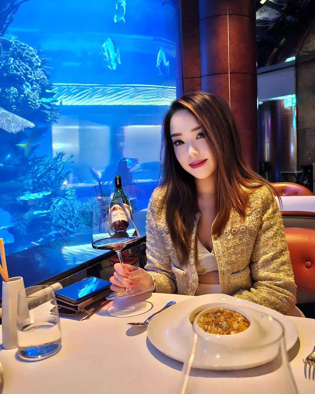 Nicole Chenさんのインスタグラム写真 - (Nicole ChenInstagram)「Before a DJ gig, fine dinning at its best! Celebrating a birthday and enjoying the best of what Dubai can offer! Amazing ocean dinning at Al Mahara Restaurant , 2 star Michelin star . Beautiful fishes and sea creatures. #michelinstar #2starmichelin #2starmichelinrestaurant #dubairestaurants」10月27日 16時19分 - nicolechen.tv