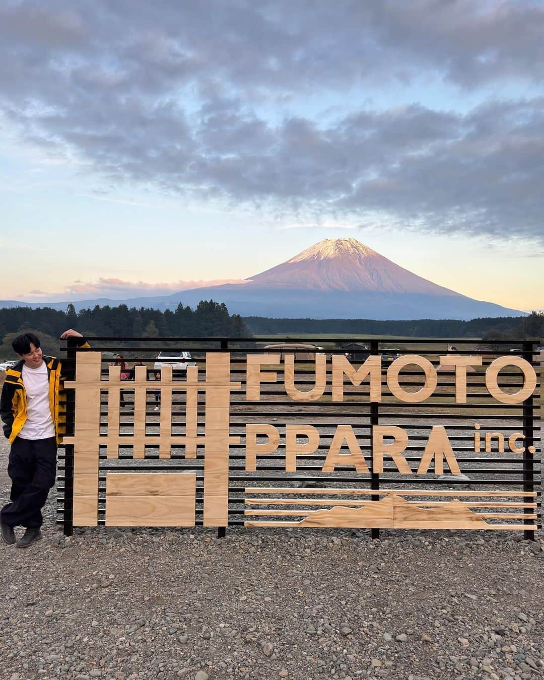 高島豪志さんのインスタグラム写真 - (高島豪志Instagram)「. 11月はもう一回ぐらいキャンプ行くぞー！！  #ふもとっぱら #秋キャンプ #富士山🗻 #ふもとっぱらキャンプ場 #mtfuji🗻 #キャンプ男子 #高島豪志 #キャンプ好き #おすすめキャンプ場 #japanlife #camping⛺️」10月27日 16時25分 - tsuyoshi_takashima_official