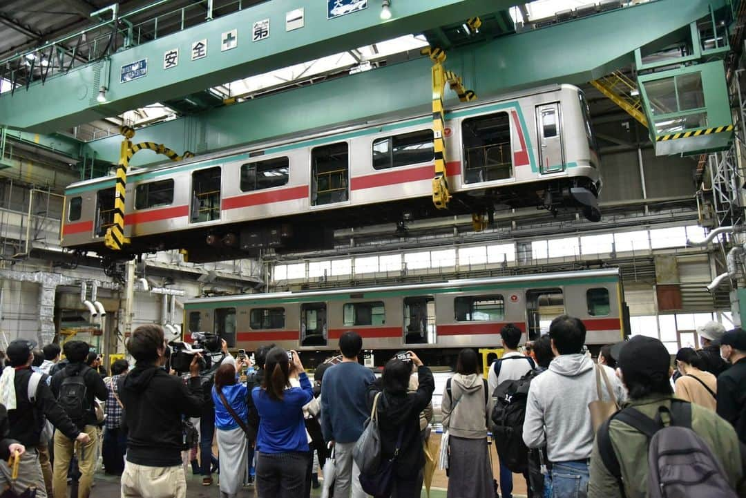 東急電鉄さんのインスタグラム写真 - (東急電鉄Instagram)「. 10月15日(日)に「東急電車まつり」を開催しました。  当日は雨にもかかわらず、2,000名を超えるお客さまにお越しいただき、スタッフ一同、感激していました。 制服の袖が濡れていたのは雨のせい？それとも…？！ 今回はそんな「東急電車まつり」の様子を少しだけご紹介。 雰囲気を感じてくだされば嬉しいです♪   1枚目） 電車を軽々と持ち上げるオーバーヘッドクレーン。見ているお客さまも首が痛くなる？  2枚目） DD51のようなディーゼル機関車！  3枚目） 夜の主役たち、保線用車両も登場。  4枚目） 2023年1月に引退した8500系。赤帯車と青帯車の並び。  5枚目） さて、この車両は何？ 実は「軌道モーターカー」なんですよ。  #東急電鉄 #東急電車まつり #8500系 #軌道モーターカー #恩田 #長津田車両工場 #電車まつり」10月27日 17時00分 - tokyu_railways