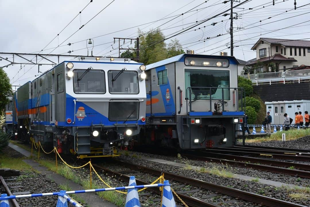 東急電鉄さんのインスタグラム写真 - (東急電鉄Instagram)「. 10月15日(日)に「東急電車まつり」を開催しました。  当日は雨にもかかわらず、2,000名を超えるお客さまにお越しいただき、スタッフ一同、感激していました。 制服の袖が濡れていたのは雨のせい？それとも…？！ 今回はそんな「東急電車まつり」の様子を少しだけご紹介。 雰囲気を感じてくだされば嬉しいです♪   1枚目） 電車を軽々と持ち上げるオーバーヘッドクレーン。見ているお客さまも首が痛くなる？  2枚目） DD51のようなディーゼル機関車！  3枚目） 夜の主役たち、保線用車両も登場。  4枚目） 2023年1月に引退した8500系。赤帯車と青帯車の並び。  5枚目） さて、この車両は何？ 実は「軌道モーターカー」なんですよ。  #東急電鉄 #東急電車まつり #8500系 #軌道モーターカー #恩田 #長津田車両工場 #電車まつり」10月27日 17時00分 - tokyu_railways