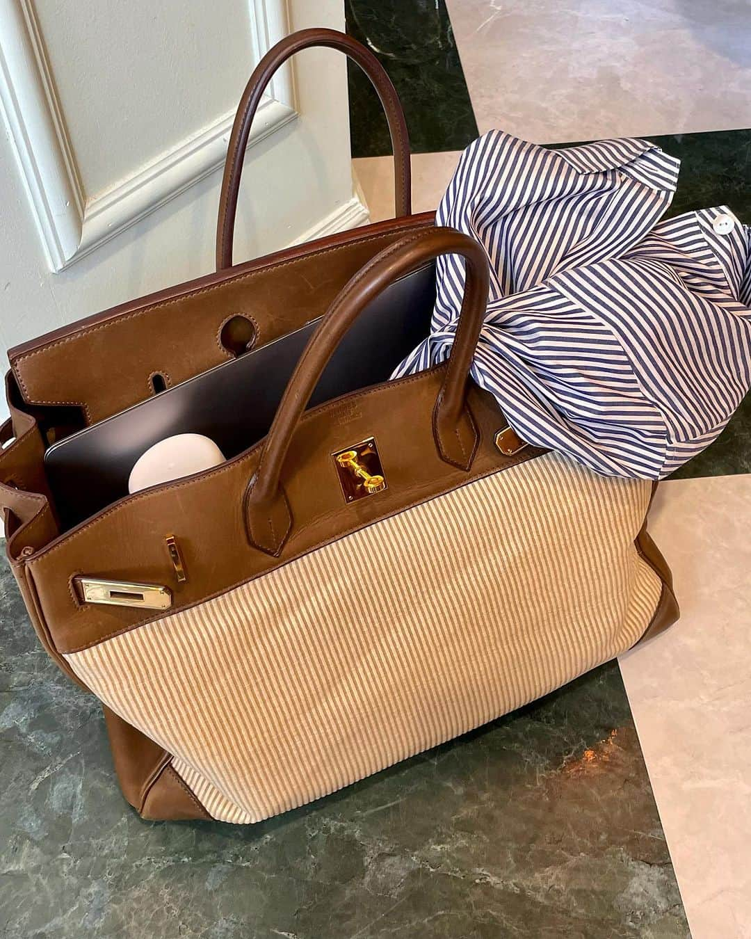 vintage Qooさんのインスタグラム写真 - (vintage QooInstagram)「Just pack everything in #HermesBirkin 👜  ▼Customer service English/Chinese/Korean/Japanese *Please feel free to contact us! *商品が見つからない場合にはDMにてお問い合わせください   ▼International shipping via our online store. Link in bio.  #tokyovintageshop #오모테산도 #omotesando #aoyama #表參道 #명품빈티지 #빈티지패션 #도쿄빈티지샵  #ヴィンテージファッション #ヴィンテージショップ #hermes #エルメス　#에르메스 #빈티지에르메스 #에르메스가방 #hermesbirkin40 #エルメスバーキン #에르메스버킨 #버킨백 #빈티지버킨」10月27日 16時22分 - vintageqoo