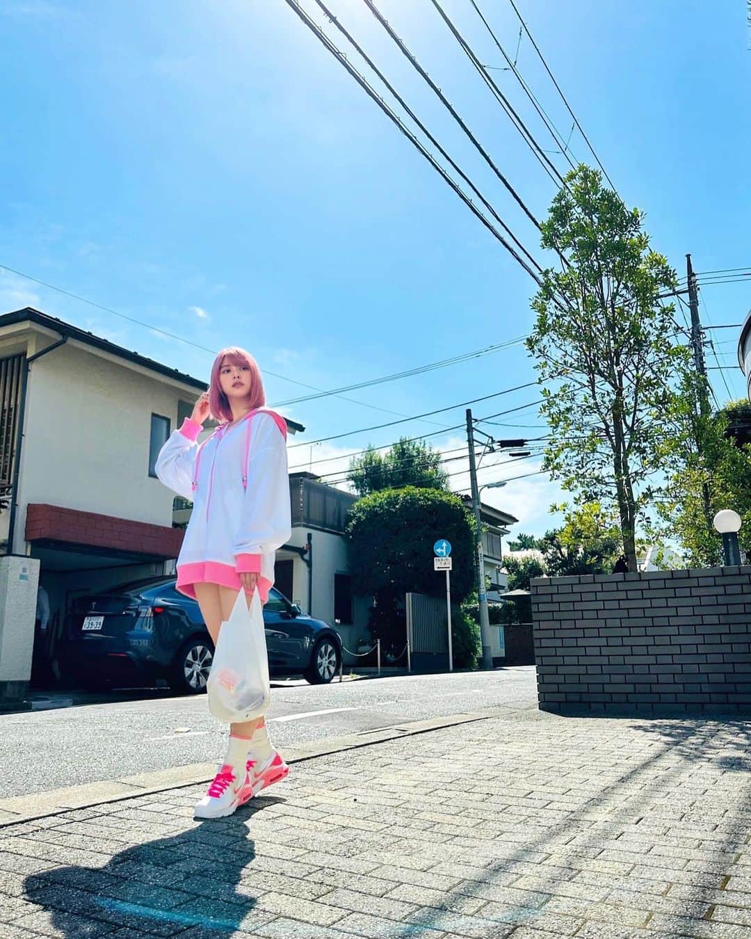 のインスタグラム：「ヤンジャンさん @gr_youngjump_official の撮影中のオフショット📷  いろんな角度からの友香🍑💗 @kouiunogaii_abc   ドラマのオンエアまであと2日✌️ ABCテレビにて毎週日曜日、深夜0時55分からの放送です！ 関西地区以外の方は、TVer、DMM.TVでご覧いただけます！ ぜひ🍑」