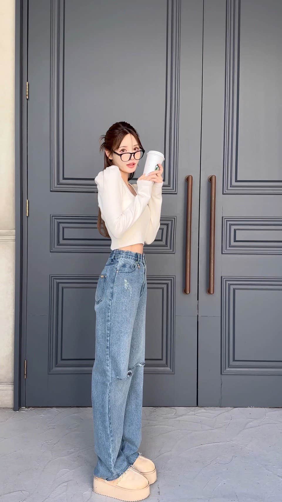 Radyのインスタグラム：「全女子が脚長になれる🥹❤️‍🔥❤️‍🔥  ウエストはゴムで調整できて♡ ぴったりフィットがさらに強化🪽  しかもお値段優しく¥6,500+tax🥹🔥 みなさまお早めにですっ🫶🏻  #Rady #レディ #武藤静香 #ワイドデニム #デニム #クラッシュワイドデニム」