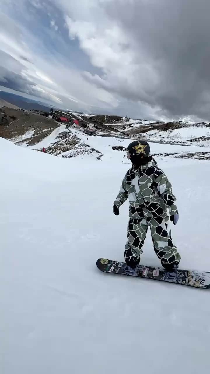 Burton Japanのインスタグラム：「岩渕麗楽も着用するAGコレクション。オーバーサイズで着こなすのがオシャレのポイントです♪ #Burton #Snowboarding #BurtonAG」