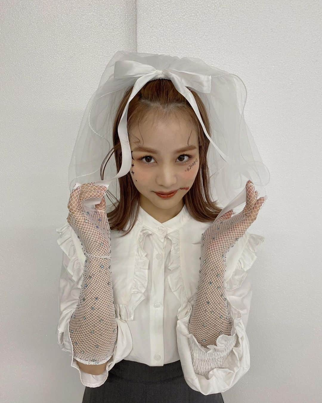 安中亜美さんのインスタグラム写真 - (安中亜美Instagram)「ㅤㅤㅤㅤㅤㅤㅤㅤㅤㅤㅤㅤㅤ HAPPY HALLOWEEN 👻❤️‍🔥 もうすぐハロウィンということで 今日は会社の人と仮装したよ🧛💕  やっぱイベント事は全力で楽しむのがいいな🤣 紬生にもかぼちゃの服買ったから着せるの楽しみ🎃  #Halloween#ハロウィン#ハロウィンコスプレ #ハロウィン仮装 #halloween2023 #コスプレ#仮装#花嫁#ブライド」10月27日 17時23分 - amitwinsworld