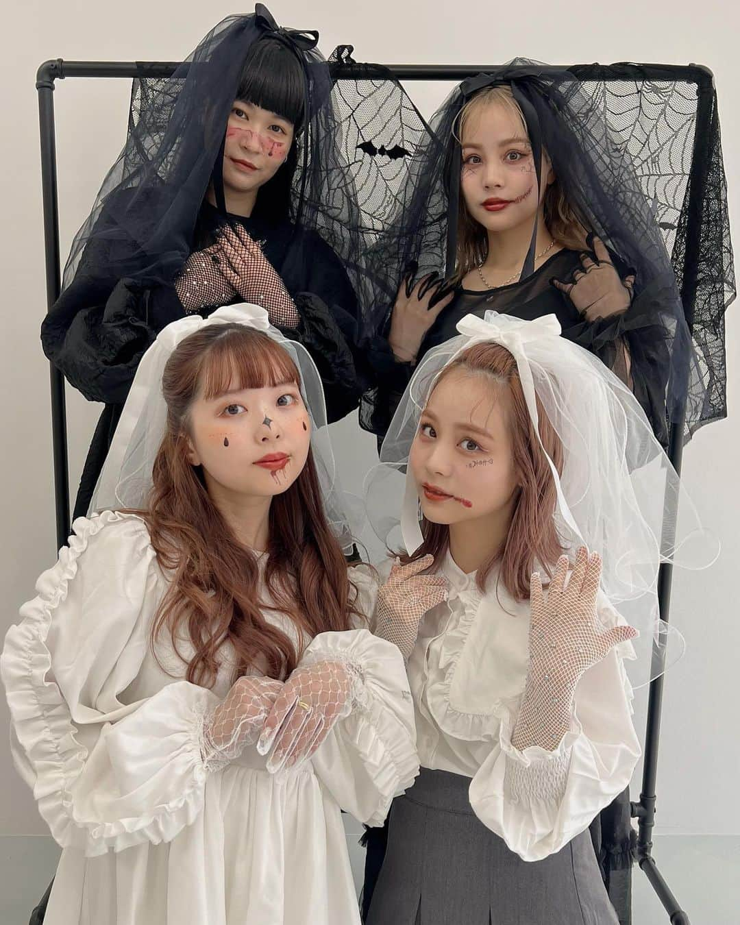 安中亜美さんのインスタグラム写真 - (安中亜美Instagram)「ㅤㅤㅤㅤㅤㅤㅤㅤㅤㅤㅤㅤㅤ HAPPY HALLOWEEN 👻❤️‍🔥 もうすぐハロウィンということで 今日は会社の人と仮装したよ🧛💕  やっぱイベント事は全力で楽しむのがいいな🤣 紬生にもかぼちゃの服買ったから着せるの楽しみ🎃  #Halloween#ハロウィン#ハロウィンコスプレ #ハロウィン仮装 #halloween2023 #コスプレ#仮装#花嫁#ブライド」10月27日 17時23分 - amitwinsworld