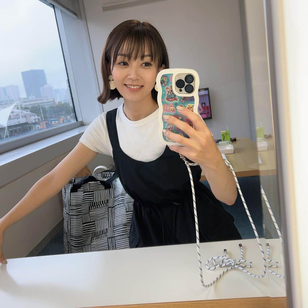 岡部玲子さんのインスタグラム写真 - (岡部玲子Instagram)「ちょっと写真を探さなきゃいけなくて 写真フォルダを見ていたら 10年近く前も こんな写真を撮っているという…😂  独身時代は 競馬場のガチャで ゼッケンシリーズも集めまくっていたな〜っ🥹  G1だけじゃないっていうのが 競馬場のガチャならでは‼️ 競馬ファンの心をくすぐるんですよ〜っ🥹❤️  さー今週末も🏇‼️  天皇賞(秋) 楽しみすぎる…🥹  その前に〜  TBSカイモノラボ📺  本日10/27（金）27:22頃〜 新商品プレゼンの 初回放送だそうです☺️  本日をきっかけに 何度も放送される予定ですが 是非よきタイミングで チェックしてくださいね👍  大好きなアレのご紹介です😁  スタジオ収録の日の大雨は 絶対忘れない😂  #岡部玲子 #タレント　#レポーター　#競馬　#競馬キャスター　#プレゼンター　#カイモノラボ　#出演者　#競馬好きが多い　#ナイツさん　#レッドさん　#競馬場ガチャ #天皇賞秋 #楽しみですね」10月27日 16時33分 - reiko_okabe