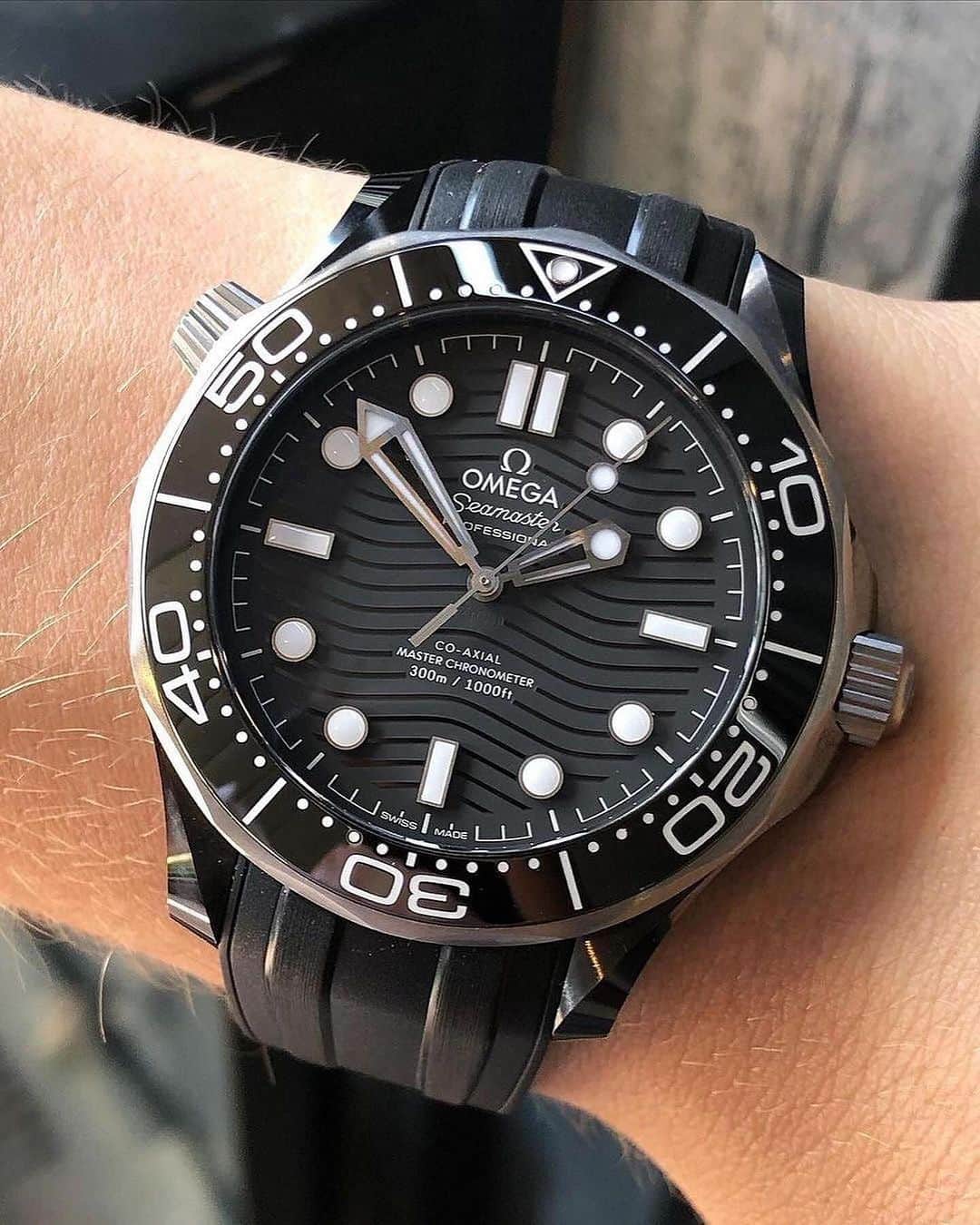 Daily Watchさんのインスタグラム写真 - (Daily WatchInstagram)「The 2019 Omega Seamaster Diver 300M in Black Ceramic ⚫️ #Omega #DailyWatch」10月27日 16時26分 - dailywatch