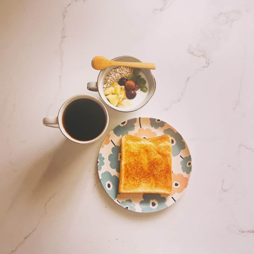 森由月さんのインスタグラム写真 - (森由月Instagram)「・ #あさごはん  #トースト 　→ぬって焼いたらメロンパン #オートミールヨーグルト  　→ゴールドキウイ、ぶどう #ホットコーヒー ・ KALDIのおいしいやつ。 少し多めに塗るとカリカリになって好き。 ・ #いただきます #朝食 #モーニング #あさごぱん #kaldi #ぬって焼いたらメロンパン #手抜きごはん #毎朝オートミール #腸活 #おうちごはん記録  #breakfast#bread #coffee  #instafood #🍞  #ごちそうさま」10月27日 16時26分 - mori_yutsuki