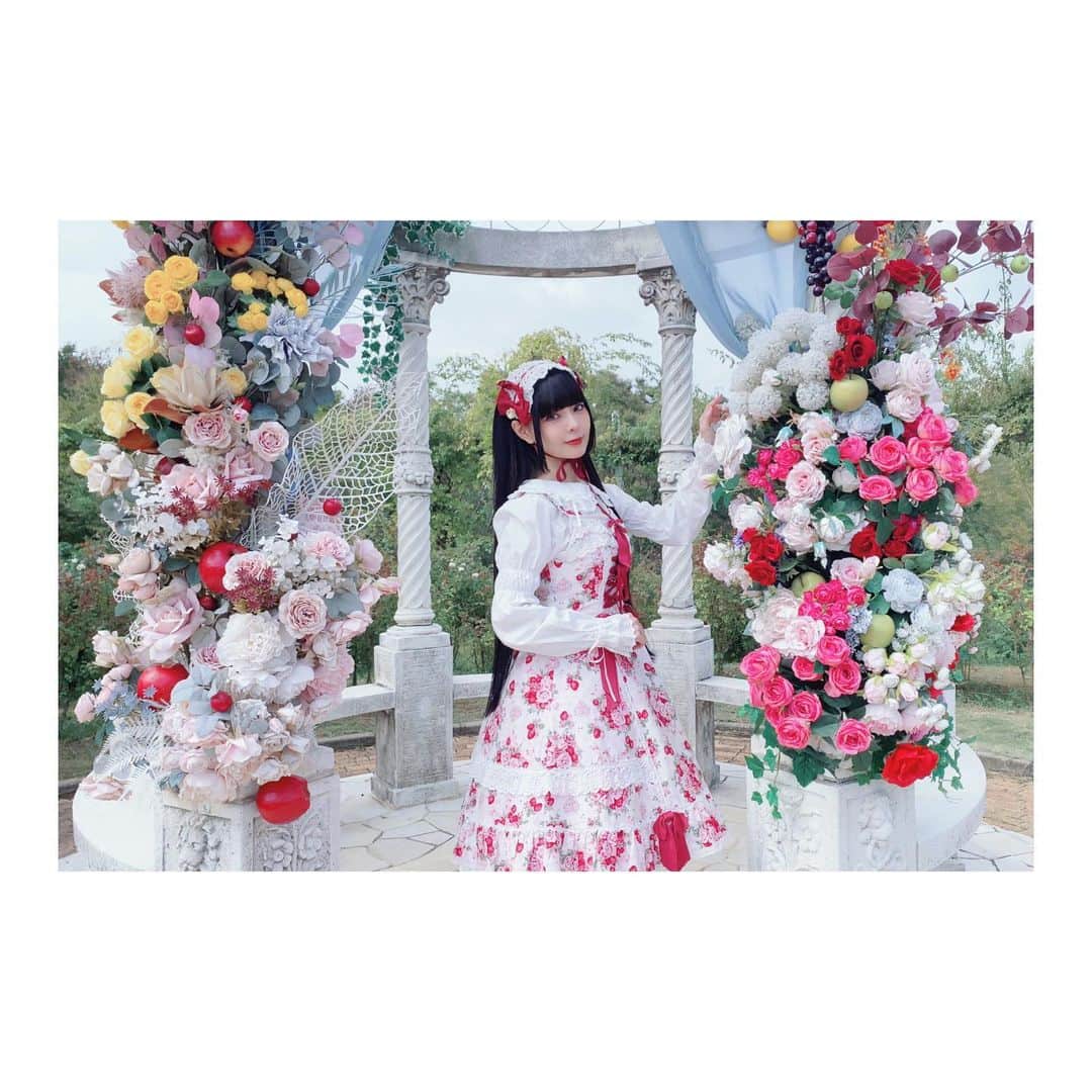 藤城リエのインスタグラム：「⁡ ⁡ ⁡ 京成バラ園にある愛のガゼボ🌹ˎˊ˗  ⁡ お花がいっぱいで美しい場所でした。 ⁡ ⁡」