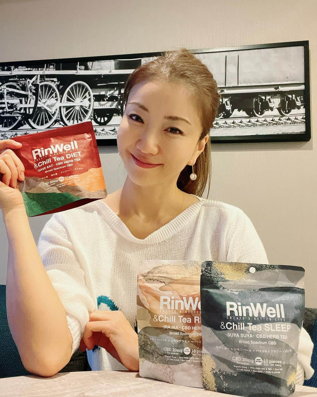 遠近由美子さんのインスタグラム写真 - (遠近由美子Instagram)「みなさま😄 今年はRinWell のハーブティー🌿も新発売になりました☕️✨  ３つのテーマ別にブレンドしたCBD ハーブティーです。  🌙SLEEP → ラベンダー×レモンバーム×パッションフラワー×カモミール　  🔥DIET →プーアル茶×柿の葉×ジンジャー×ルイボス  🛋️RELAX → レモンバーベナ×レモングラス×ペパーミント×ローズマリー  レシピを見て、味や香りがピンとくる方はなかなかいないと思うけど😆　質問や気になることがあれば、直接聞いてください。  関東エリア各所、名古屋、大阪、京都、広島などの主要都市、大宮、御殿場、金沢、福岡…   Biople by コスメキッチン全国32店舗にて、先行販売しています！  きっとお近くにあると思うので… 笑 見つけたら、どうぞ宜しくお願いしまーす😊　  ※今日の私は仕事合間に、DIETティー🫖 昨日食べ過ぎたから🍖  #relaxtime❤️ #herblove #sleeptips #cbdherbaltea #ノンカフェインティー  #美味しいハーブティー #🌿　#cbdチョコレート #cbdハーブティー」10月27日 16時31分 - yumiko_tochika