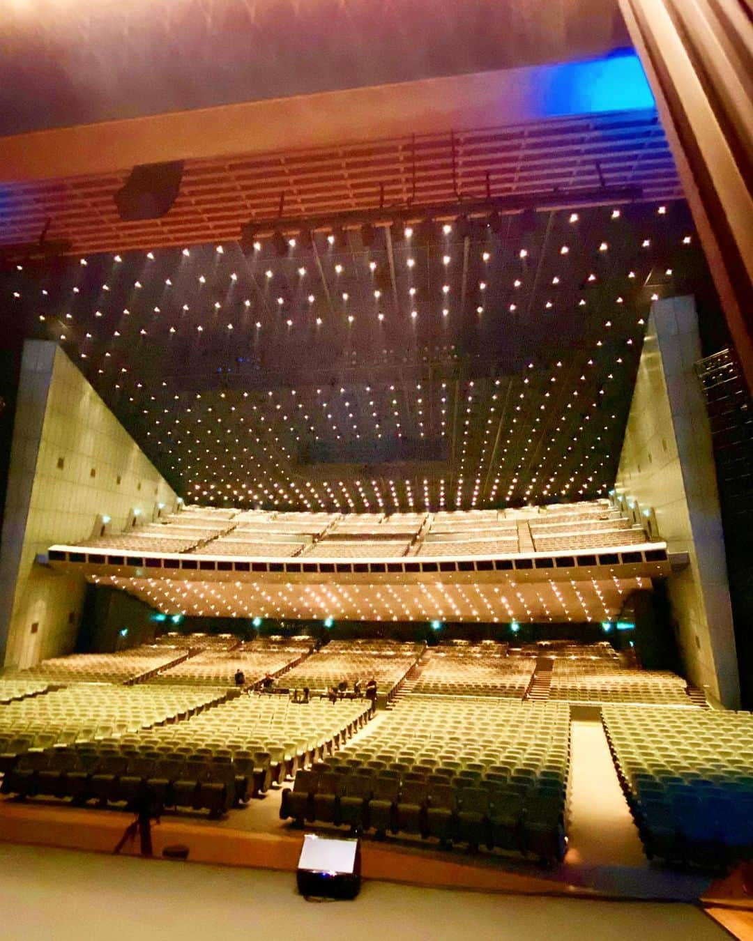 黒田啓蔵さんのインスタグラム写真 - (黒田啓蔵Instagram)「お疲れ様です。😊  昨日と今日は、東京国際フォーラムにて お仕事をしております。  1日目は、最高に良い感じで終了😊  そして今日。  今日も良い仕事になりますように頑張って参りましょー❗️  薬師丸さんの心洗われる歌声に感動です。😊😃🤙  #昨日 #今日 #東京国際フォーラム #ホールa  #薬師丸ひろ子  さん #2023 #コンサートツアー  #東京公演  #澄みきった歌声 #あたたかい歌声  #ランチ #キッチンカー #ランチボックス #ローストビーフ  #st野田晶  #hairmake黒田啓蔵  @akira_noda_official  @kurodakeizo」10月27日 16時42分 - kurodakeizo