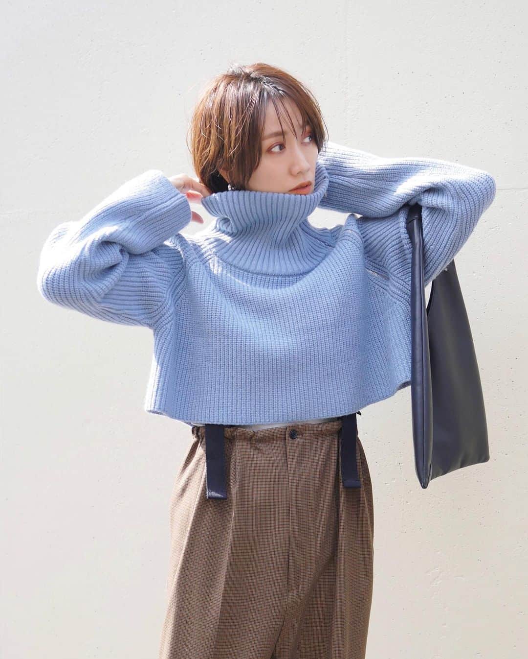 のインスタグラム：「きれいなブルーのニットは@courcarrean_official 🫐  ネックの高さがかなり高くて へたらずにしっかり立ちます  冬はニットに埋もれたい族に ぜひオススメしたい⛄️  昔のバイト仲間で "首が長すぎてタートルネック着ても首が出て寒い" って言ってた子にも教えてあげたい  袖が長めなのも可愛い♡  #pr #courcarrean  #courcarreanonline #クールカレアン」