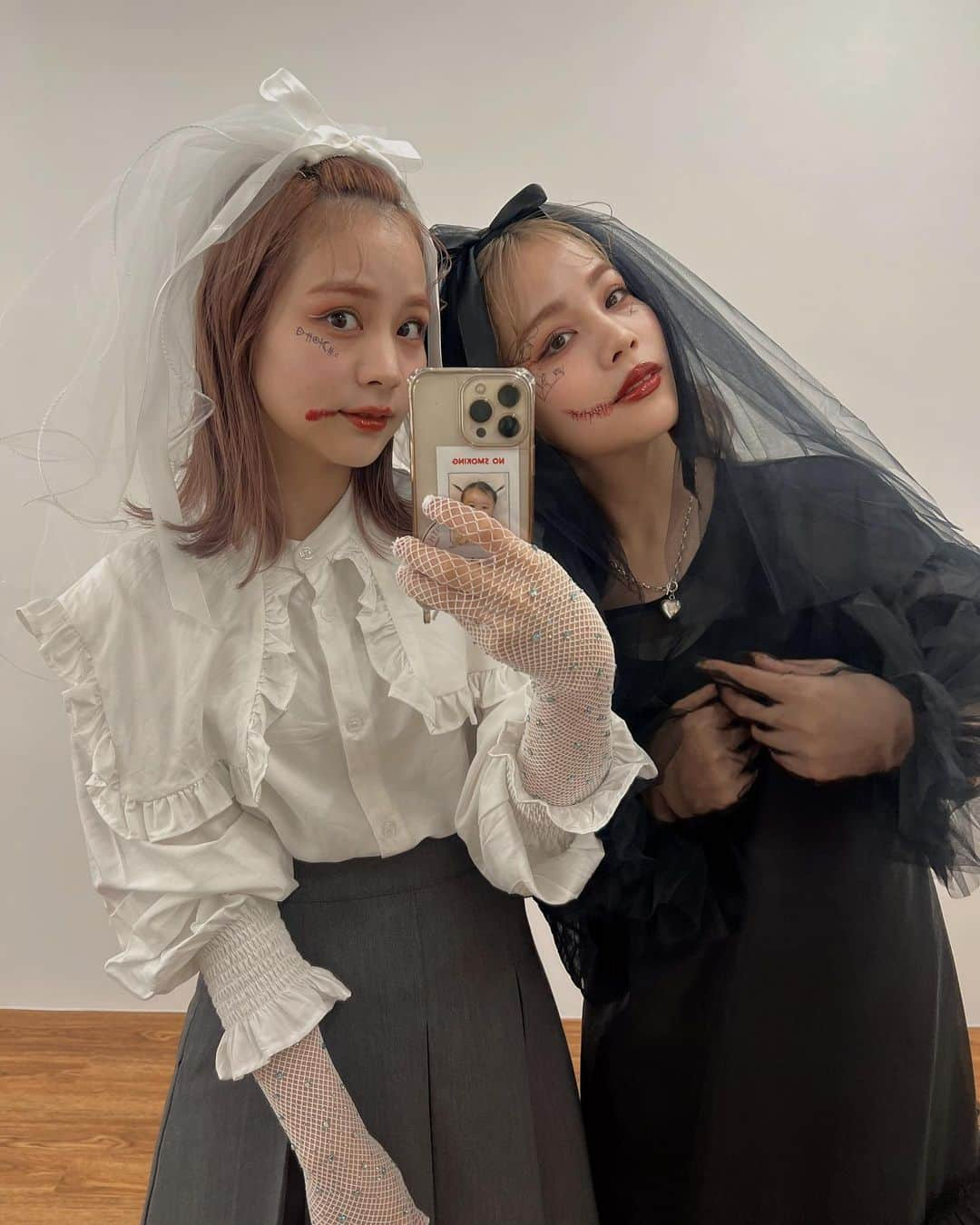 安中芙美さんのインスタグラム写真 - (安中芙美Instagram)「Happy Halloween 🎃 今年のハロウィン仮装はBRIDE Halloween👰‍♀️ 大好きなチュール素材メインで🤟  USJハロウィンの唄も踊ったりして、楽しかったああ♡♡  みんなハッピーハロウィン♥︎♥︎  #ハロウィン #Halloween #ハロウィンコスプレ #bride #花嫁コスプレ #ハロウィン花嫁 #花嫁 #ブラックドレス #オケージョン #ブラック花嫁」10月27日 18時00分 - fumitwinsworld