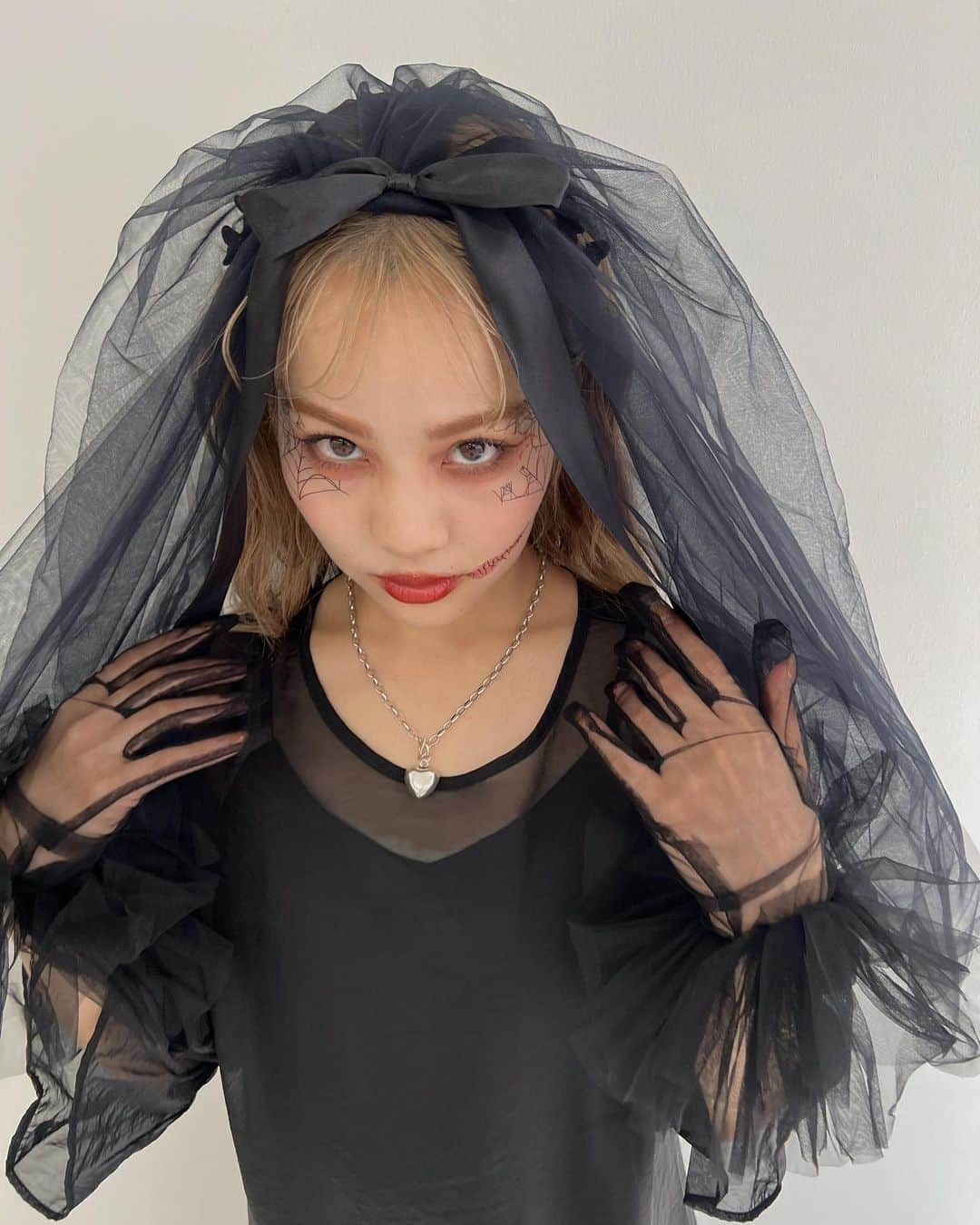 安中芙美さんのインスタグラム写真 - (安中芙美Instagram)「Happy Halloween 🎃 今年のハロウィン仮装はBRIDE Halloween👰‍♀️ 大好きなチュール素材メインで🤟  USJハロウィンの唄も踊ったりして、楽しかったああ♡♡  みんなハッピーハロウィン♥︎♥︎  #ハロウィン #Halloween #ハロウィンコスプレ #bride #花嫁コスプレ #ハロウィン花嫁 #花嫁 #ブラックドレス #オケージョン #ブラック花嫁」10月27日 18時00分 - fumitwinsworld