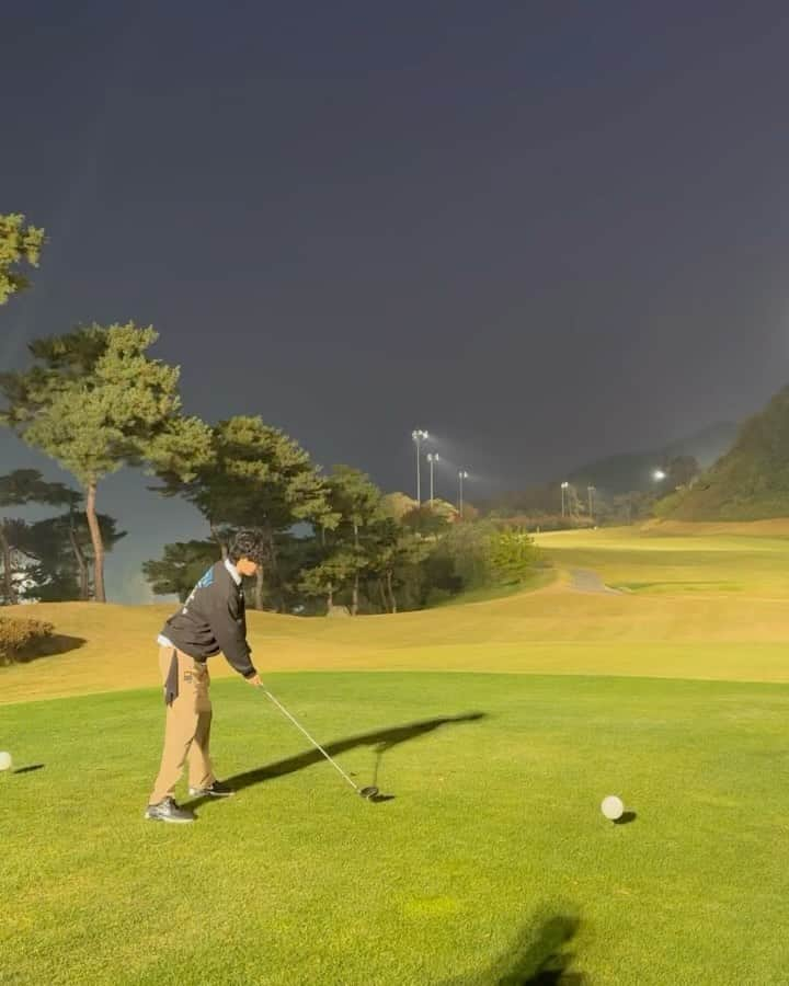 寺田拓哉のインスタグラム：「#⭐️ 형님들이랑 야간 골프 밤 하늘에 별도 참 이쁘고 여러모로 굳샷!  兄さん達と夜間ゴルフ 夜空の星も綺麗で ナイスショッ〜! • • #골린이성장일기⛳️」