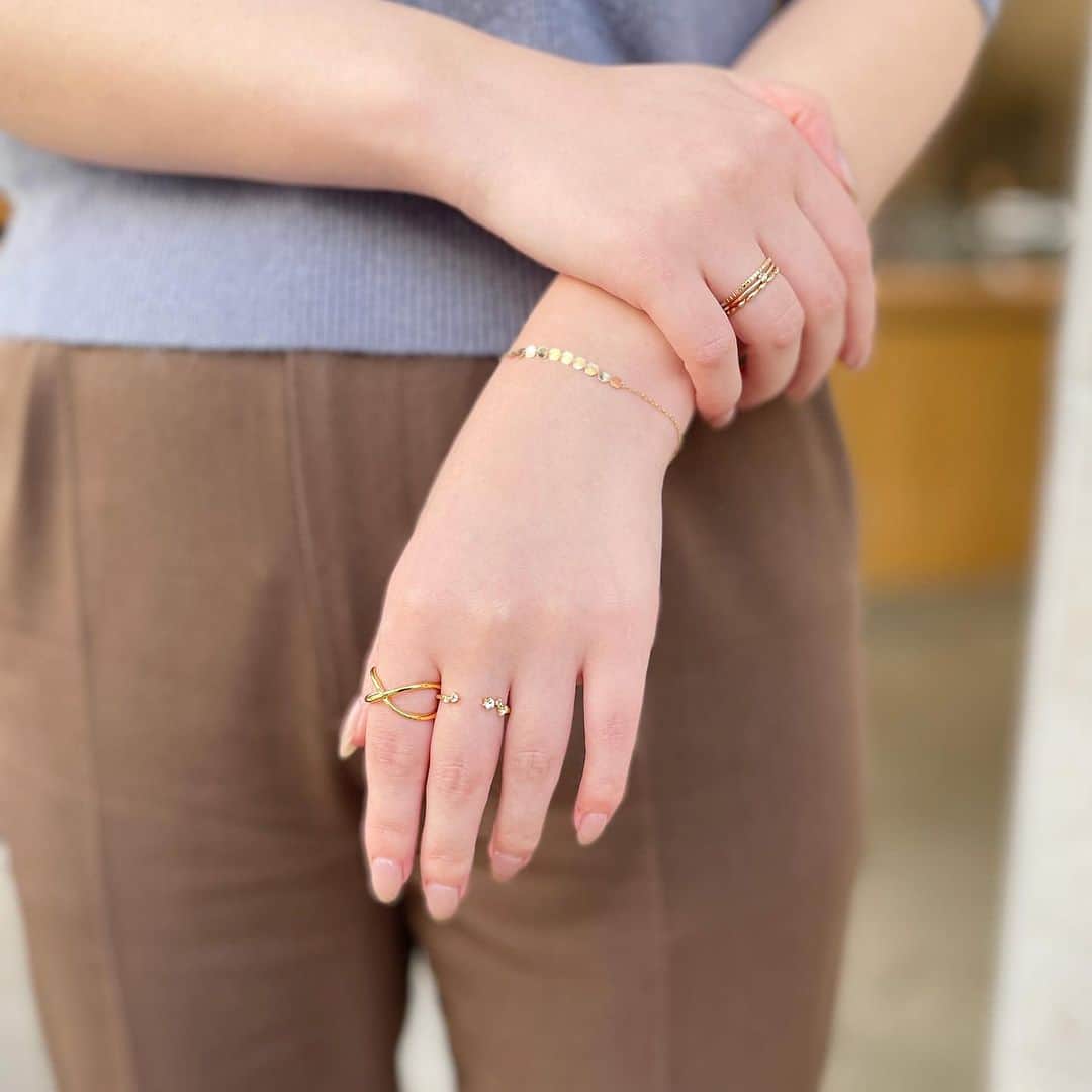 STAR JEWELRY Girlさんのインスタグラム写真 - (STAR JEWELRY GirlInstagram)「-10.27ライブ配信「WINTER COLLECTION」紹介アイテム-  本日よりスタートしたウィンターコレクション "fanfare"より限定アイテムの"sparkly day"をメインにお届けいたしました！ シャンパンの泡がはじける様子からインスピレーションを受けて形となったきらめくジュエリーです。 まずご紹介させていただいたのはK10ネックレスとピアス。 ネックレスにはシャンパンクォーツを中心にブラウンダイヤモンドがあしらわれた贅沢な作り。 ペア売りのピアスはブラウンダイヤモンドが一石ずつあしらわれています。 どちらもひし形のデザイン部分が立体的に作られ、ストーンのない部分もキラキラ輝くよう工夫されて作られたクラフトマンシップが光る逸品です。  --------------------------  配信内容はHPよりご覧いただけます。 スタージュエリーガールプロフィール画面のブランド紹介内にHPのリンクがございます。 HPのトップページ、下部の「MOVIE」よりアーカイブをご覧いただけます。  #wintercollection #fanfare #sparklyday #winterlimited #necklace #ネックレス #pierce #ピアス #シャンパンクォーツ #quartz #ブラウンダイヤモンド #diamond #ダイヤモンド #jewelry #ジュエリー #スタージュエリーガール #STARJEWELRYGIRL」10月27日 16時51分 - star_jewelry_girl