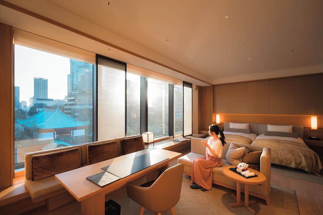 ホテルオークラ東京 Hotel Okura Tokyoのインスタグラム：「Feel Japan in Heritage Room🇯🇵 和に触れ東京ステイを愉しむ  Immerse yourself in the serene beauty of Japanese design in our Heritage Room. Averaging a generous 60 square meters in size, this private residence offers two styles: one with a wider living room that overlooks Okura Square and the classical architecture of the Okura Museum of Art, or one with views from the bath. Among the latter, some rooms have a balcony situated directly above the Okura Garden. As the benchmark of luxury in the Okura Heritage wing, the tranquil Heritage Room features a private steam sauna, a whirlpool bath, and heated flooring. The complimentary minibar, shoeshine service, and valet parking, too, invite you to relax in true pampered comfort.  「ヘリテージルーム」の広さは約60㎡で、ビューバスタイプと、エントランスのオークラスクエアと大倉集古館が眺められるワイドリビングタイプの2タイプがございます。中でもビューバスタイプのお部屋では、オークラ庭園を眺められるバルコニー付きのお部屋もご用意しております。 オークラ ヘリテージウイングでは、全室スチームサウナ、ジェットバス、そして床暖房を完備。さらに、冷蔵庫内ミニバー、靴磨きサービス、バレーサービス等、各種無料サービスをご用意しております。まるではなれのような静謐さとプライベート空間が広がる館内で、ゆっくりとお寛ぎください。  “Heritege Room” The Okura Heritage Wing 「ヘリテージルーム」 オークラ ヘリテージウイング  #ホテルステイ #ホテルステイ好きな人と繋がりたい #ホテル好きな人と繋がりたい #記念日ホテル  #東京ホテル #ラグジュアリーホテル  #theokuratokyo #オークラ東京  #tokyohotel #luxuryhotel #tokyotravel #hotellife  #luxurylifestyle #luxurylife #tokyotrip #tokyotower  #lhw #uncommontravel #lhwtraveler  #东京 #酒店 #도쿄 #호텔 #일본 #ญี่ปุ่น #โตเกียว #โรงแรม #japon」