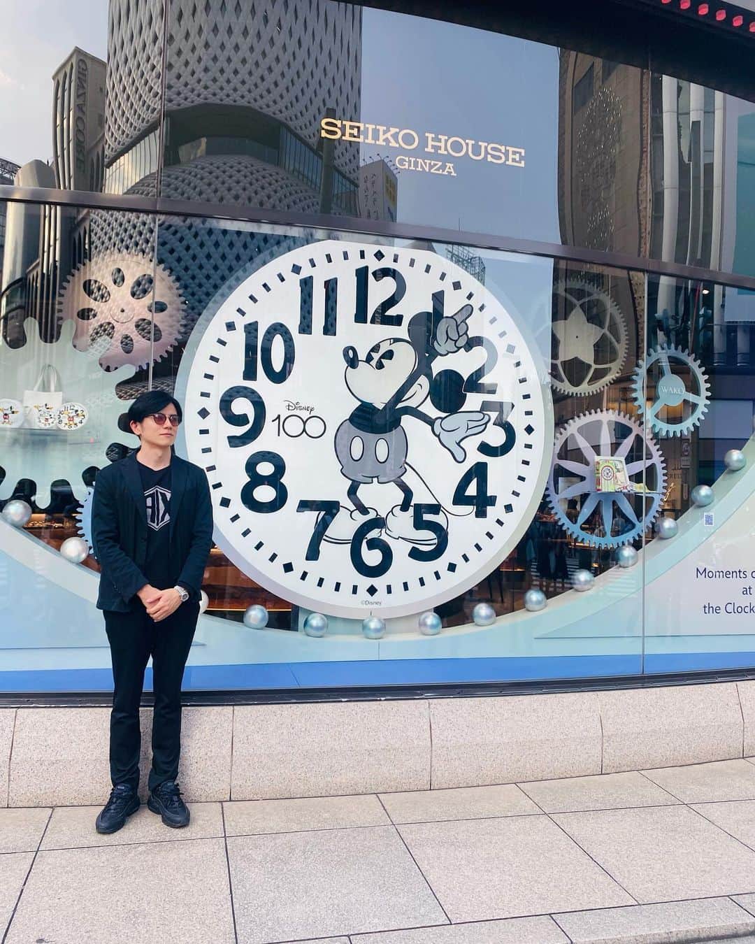 青木源太のインスタグラム：「銀座でミッキーと待ち合わせ♪  #ディズニー100周年#disney #SEIKO#GINZA #tokyophotography」