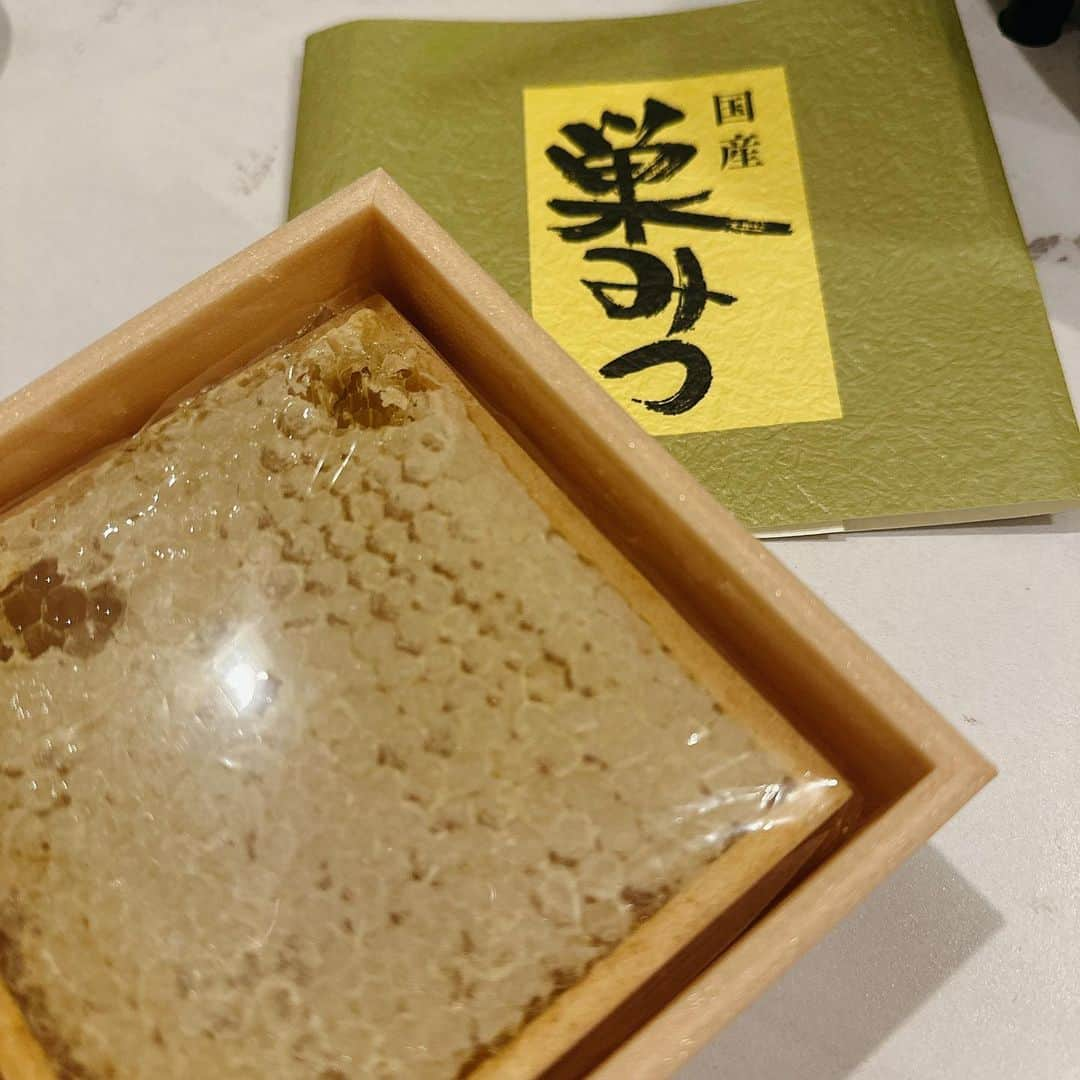 谷口彩菜のインスタグラム：「大好きな巣みつ🍯 . ハチミツの中でも巣みつが好きで 今回いただきました🥹🤍 個人的にも定期的に買ってて ヨーグルトと食べるのハマってる！ 甘くてハチミツの美味しさが ストレートに伝わるの〜 みんなにも食べてほしい〜♡ . . PR @38_hana_no_michi #巣みつ #コムハニー #combhoney #通販ギフト #お取り寄せグルメ #蜂蜜 #honey #みつばち工房花の道」