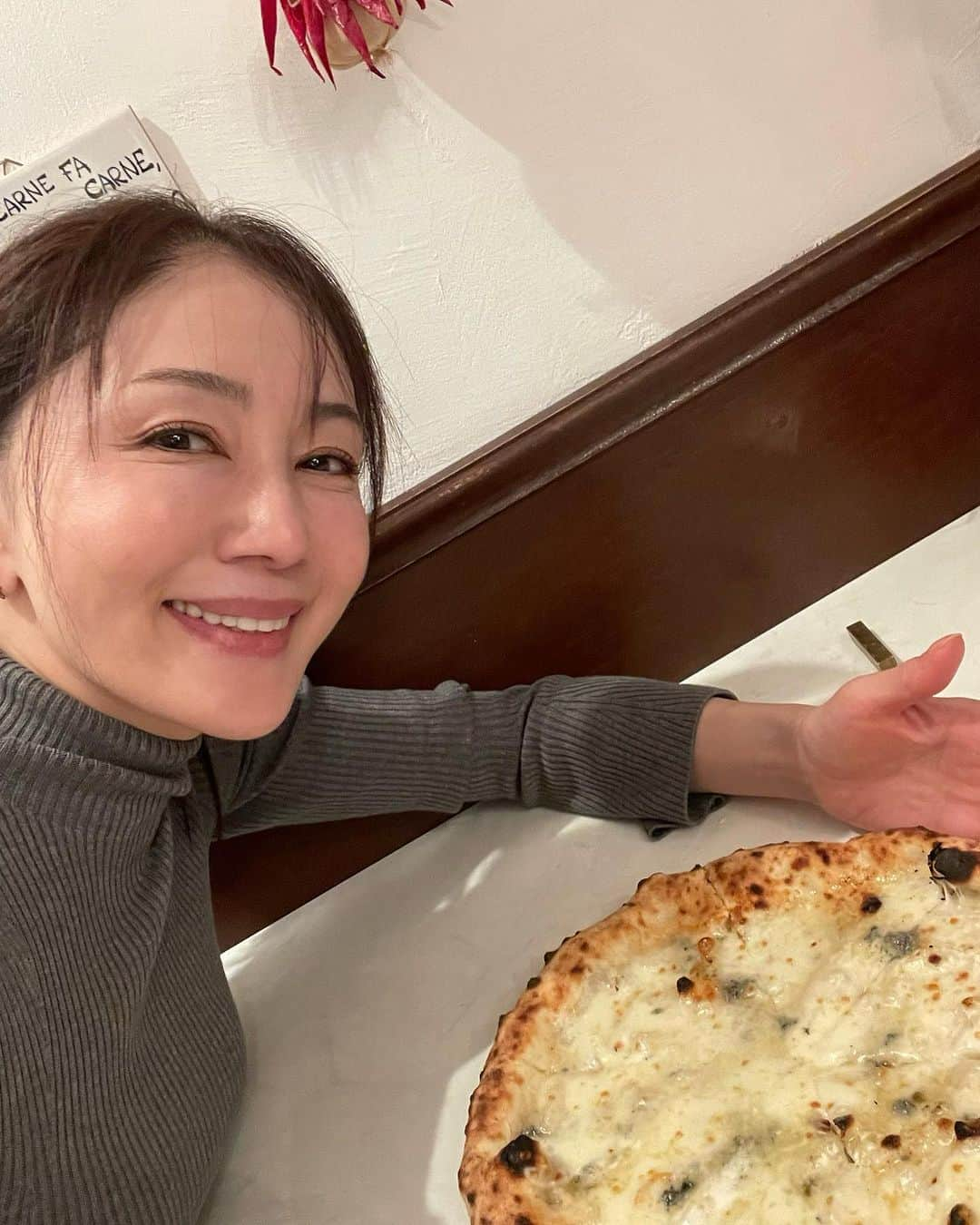 坂村かおるのインスタグラム：「昨夜は#ピッツァリアラジュ　さんの前菜・クワトロフロマッジピザ・ピザ窯で焼いた牛ランプ肉を頂きました🍴 ・ 前菜は電話予約のみですが、シェフお任せの9品、旬のお惣菜などを用いた一品一品は、どれを食べても美味しいので、いつも楽しみです😊 ・ 外食出来るだけで、有難いですよね☺️ ・ ・ あ〜今夜の夕飯なに作ろう⁉️ ・ ・  いつも「いいね！」を頂きありがとうございます！ 皆さんのコメントに元気を貰っています😊  #クィーンオブ美魔女 #team美魔女 #美ST #坂村かおる #トータルビューティーアドバイザー #美しく老いる #バランス #美容 #コスメ #ファッション #今日のコーデ #トータルバランス #お洒落な人と繋がりたい #コスメ好きな人と繋がりたい #美意識高い人と繋がりたい #美魔女 #美魔女が変わる #アップデートしてる人と繋がりたい #自分らしくアップデート」