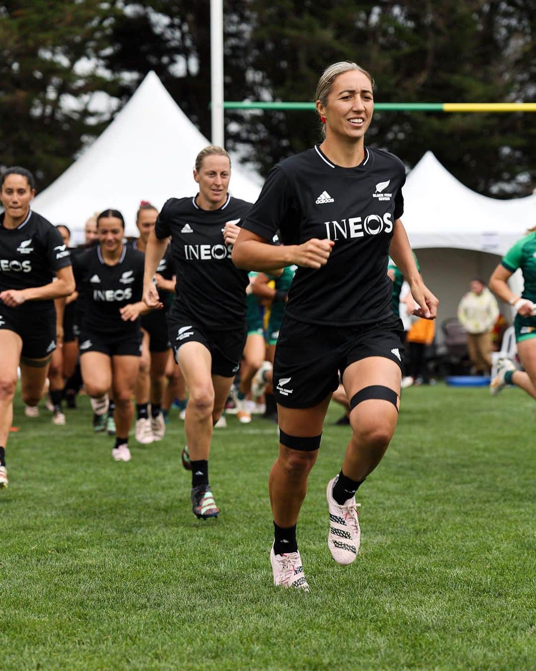 サラ・ゴスのインスタグラム：「Love me some code in our own backyard 🖤   Doesn’t happen too often with the @nzsevens, so extremely grateful to be able to go up against our Trans Tasman rivals in a 6 game series at Blake Park.  Can’t wait for the @svnsseries to start again ✨  📸 @thenzteam」