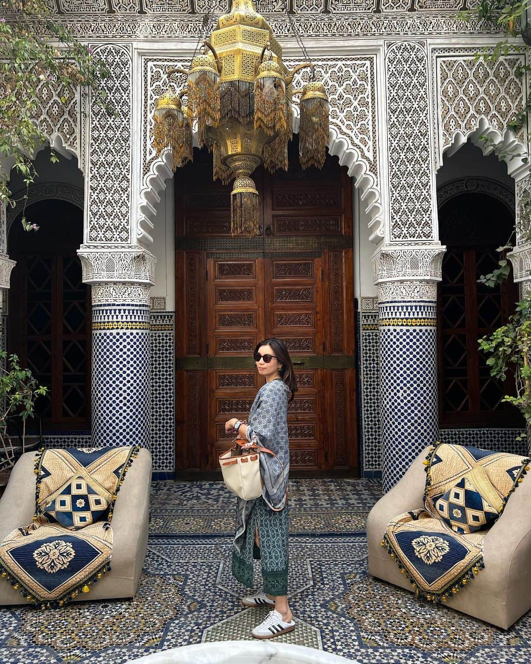 村上瑠美奈のインスタグラム：「Marrakesh🐪🏜️🐈  モロッコに来ています🇲🇦 小道を歩いていくとひっそりとあるリアド。 中はとてもゴージャスで美しい  #Morocco#Marrakesh#モロッコ旅行 #マラケシュ」