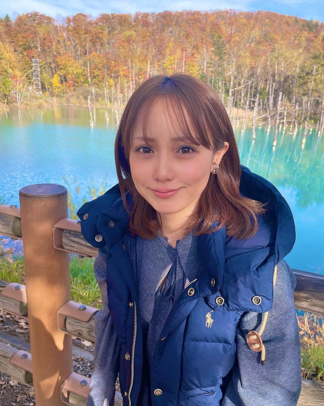 奥仲麻琴のインスタグラム：「. 富良野・美瑛に行ったよ🐄🥔 スープカレー食べて、青い池へ 十勝岳、ケンとメリーの木、牧場 に行って 山道走ってたらキツネに遭遇したり 初のジンギスカンを食べたり  プライベートでこんなにゆっくり出来たのは 初めてだったからほんっと楽しかったです。 紅葉もベストシーズンで何より自然が素晴らしかった🍂 (雪虫大量発生でくらいました笑)」