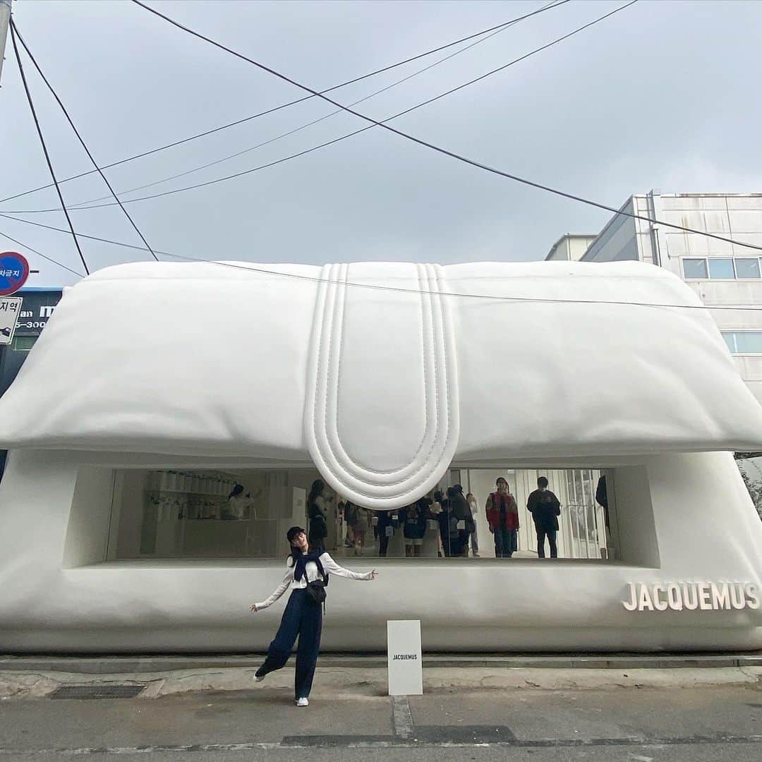 ともさかりえのインスタグラム：「⁡ @jacquemus  韓国でのPOPUPが可愛すぎた🫶 2枚目のバッグを悩み中💭 ⁡ #帽子 @miumiu  #眼鏡 @blanc_official  #デニム @kallmeyerofficial  #カットソー @lappartement_jp  #スウェット @myweakness_official」