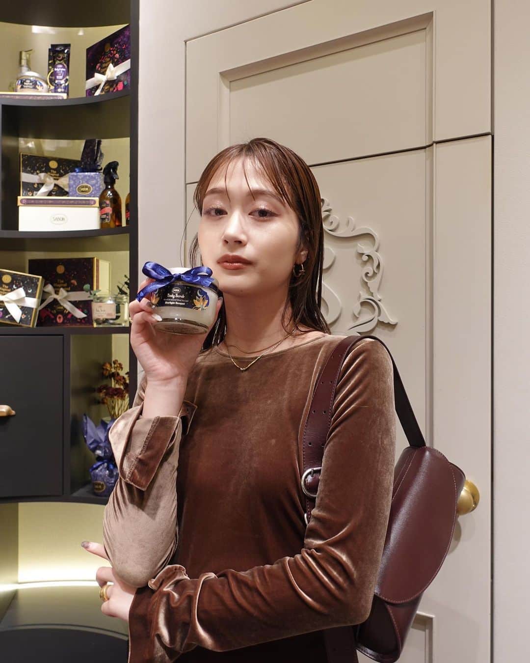 涼佳のインスタグラム：「@sabon_japan 🫧  普段からフェイスポリッシャーを👱🏻‍♂️と 愛用しているSABONから ホリデー限定アイテムが発売されました♡  実際に使ってみたら肌がサラサラモチモチになり ボディケアもこれから使おうと楽しみに🌙 スターライトブーケの香りは程よい甘さと爽やかさで、 完全に私の好みの香りでした💭 香りが強すぎず、全身にもかなり使いやすい◎  アトリエ内もクリスマスに装飾されていて もうそんな時期かとワクワク🎅🏻🎄 ホリデーコレクションは10/26から発売されるそうです♡  #PR  #sabon #sabonホリデーコレクション」