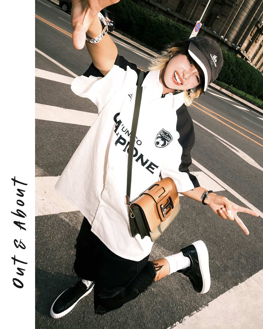 ホーガンさんのインスタグラム写真 - (ホーガンInstagram)「Experience contemporary sophistication @alessoyoko in the #HOGAN H-Stripes #sneakers and HOGAN H-Bag⁣ #GenH #刷街超豪凹⁣ Discover more via link in bio」10月27日 17時00分 - hoganbrand