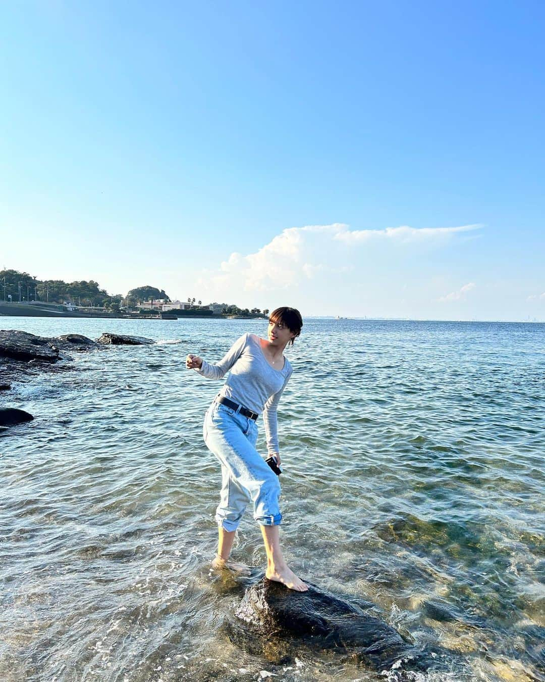 モーガン茉愛羅のインスタグラム：「海へ行ったら足だけでも入る🦈🌊 気分転換、😚」