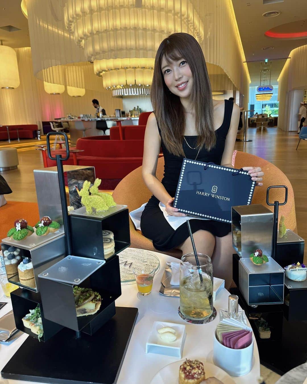 のインスタグラム：「ちぃの奢りで、ママ達と アフタヌーンティーにいきました🫖❤️ 大分奮発したけど、、💸 W OsakaとHARRY WINSTONのコラボレーション😆💍 美味しくて可愛いくて大満足！  おかわり自由のお飲み物は6杯くらいは飲んだかな？笑 元はとったはずやww  #wosaka #harrywinston #afternoon #afternoontea  #ootd #アフタヌーンティー#whotel#お茶会」