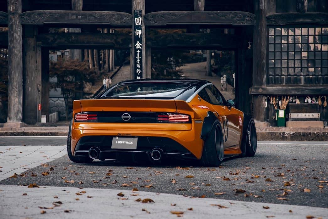 Wataru Katoさんのインスタグラム写真 - (Wataru KatoInstagram)「LB WORKS NISSAN Fairlady Z RZ34 (400Z) !!遂に完成‼️ ⬇️⬇️⬇️⬇️⬇️⬇️⬇️⬇️⬇️⬇️⬇️⬇️⬇️⬇️ https://youtu.be/2qjPOMNEnoI?si=MNvmzk0inL7z0Elh The modern custom to put Japanese old style !! Unveiling it at #semashow 2023 🇺🇸!! Stay tune until you will see real one at SEMA Show !! @libertywalk.usa & @ltmw & @doczilla12 & @rohanawheels & @alpharexusa & @wheelpros & @motegiracing & @thehoonigans & @mrk.rcnl !! @racingservice_watanabe  @bride_japan  #nissan#nissanfairladyz #z #400z #jdm#jdmcars #nissan  #nissanz #stance#stancenation」10月27日 16時56分 - libertywalkkato