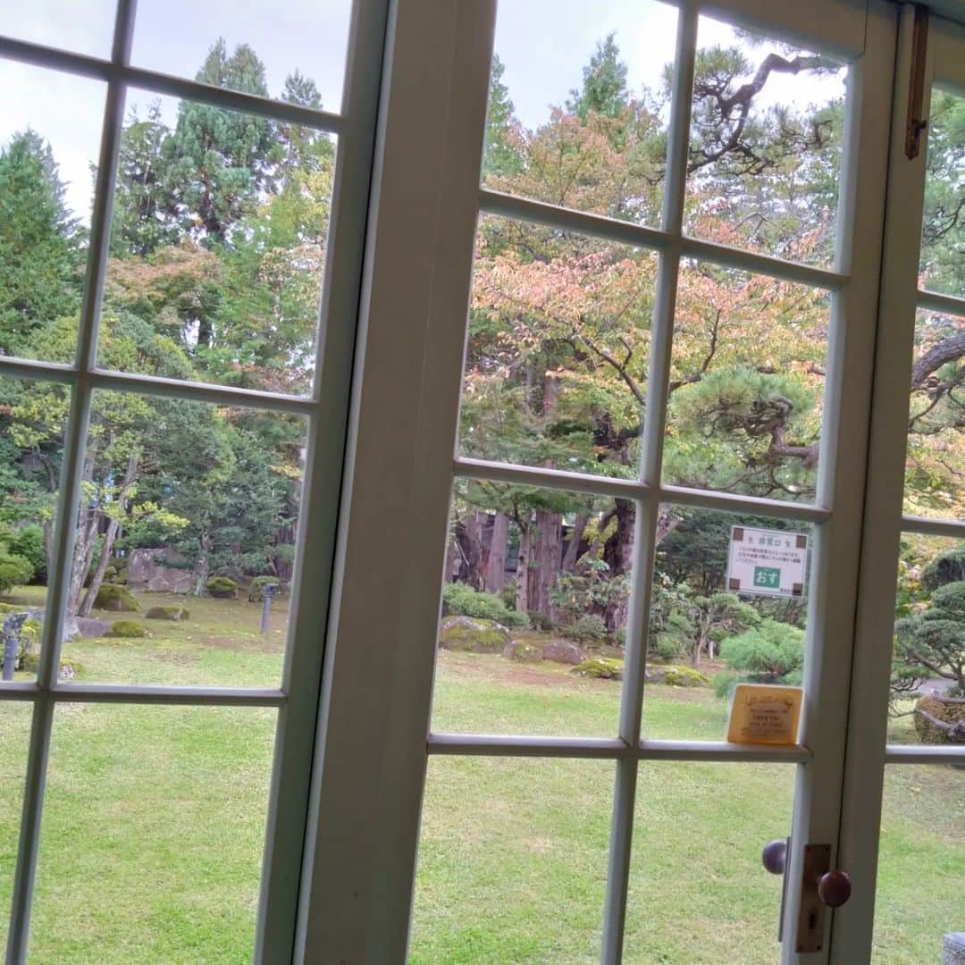 宮崎文子さんのインスタグラム写真 - (宮崎文子Instagram)「秋のたび。1。  アップルパイをもぐもぐして。 ずっとずっと欲しかったわっぱ弁当箱をつくって。 ししがみ様の森をテクテクして。 青い水面に姿を写し、 日本海の厳かな夕日をみてきました。  #去年はグランドキャニオンに行きそこねたので #日本キャニオンをみてきました。」10月27日 16時56分 - fumiko.miyazaki29