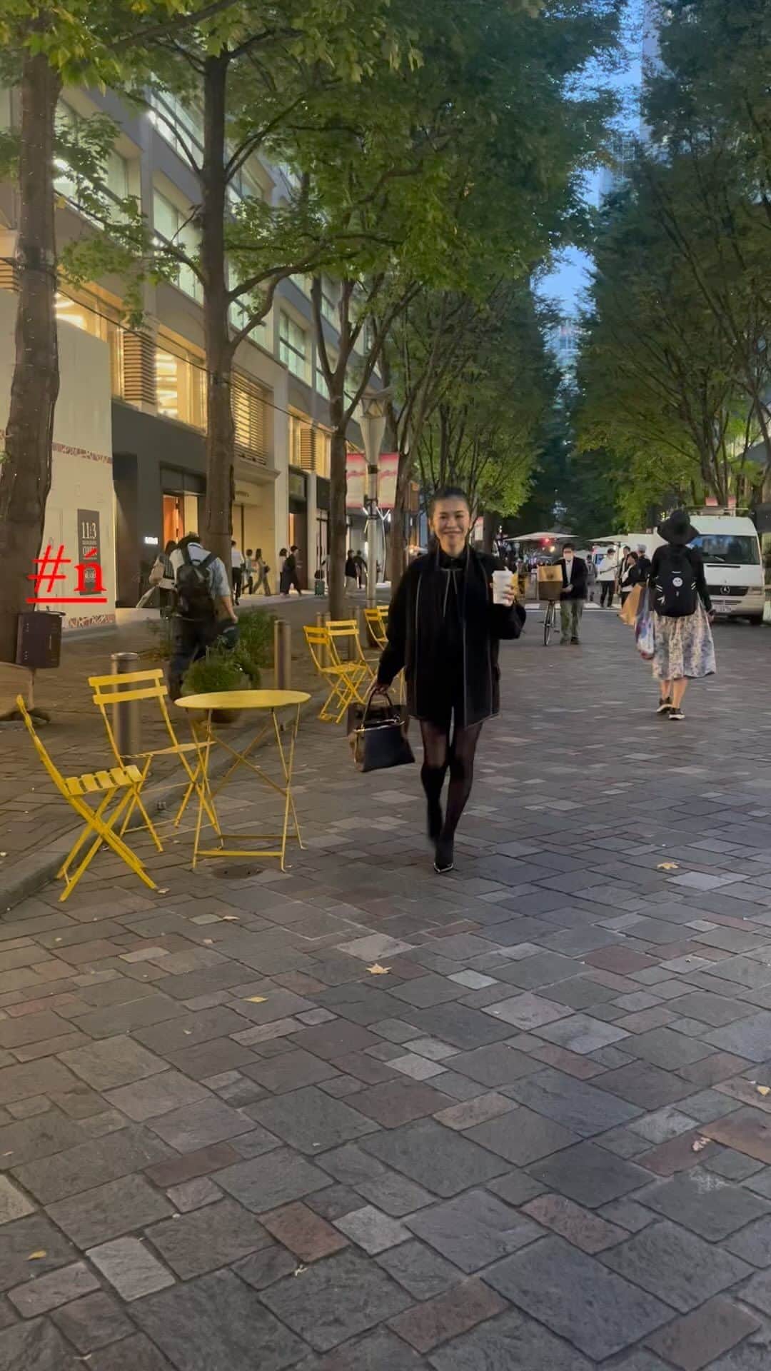辻直子のインスタグラム：「丸の内に到着❤️#ń#iena丸の内店  「これちがうよ〜甘いよ〜バニラシロップが入ってる」と言っています😄  outerwear⚫︎ @iena_jp ➕tsujinaoko  bag ⚫︎ @sacaiofficial   tights⚫︎ @wolford_japan」